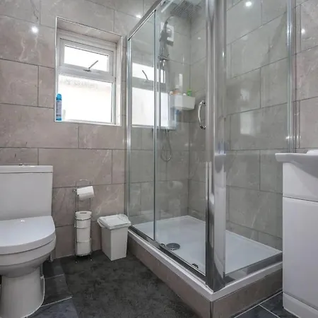 Large Modern House With Garden Sleeps 11 Guests Apartment London Exterior photo