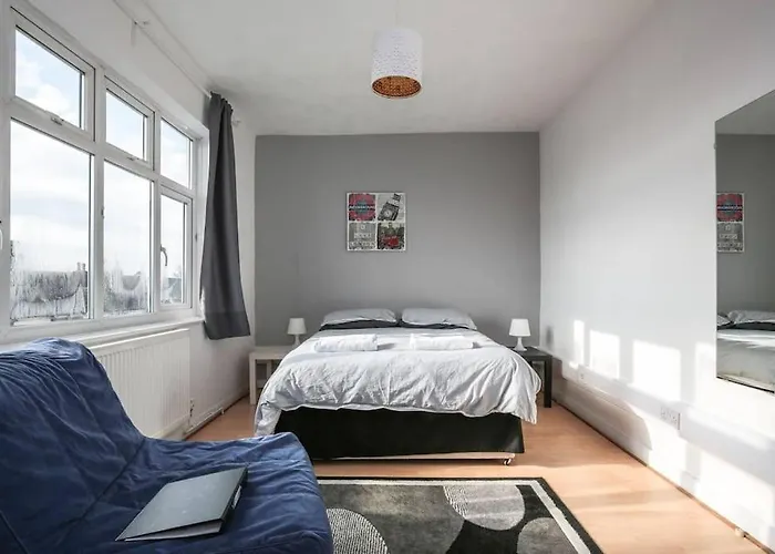 Large Modern House With Garden Sleeps 11 Guests