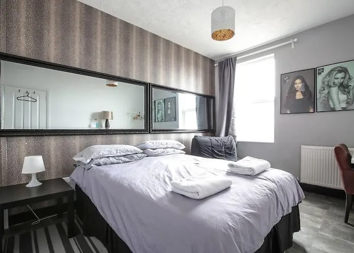 Large Modern House With Garden Sleeps 11 Guests