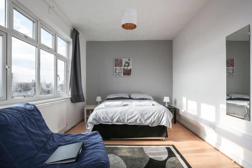 Large Modern House With Garden Sleeps 11 Guests * London