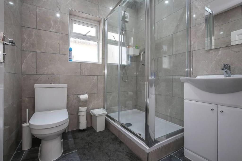 Large Modern House With Garden Sleeps 11 Guests Apartment London
