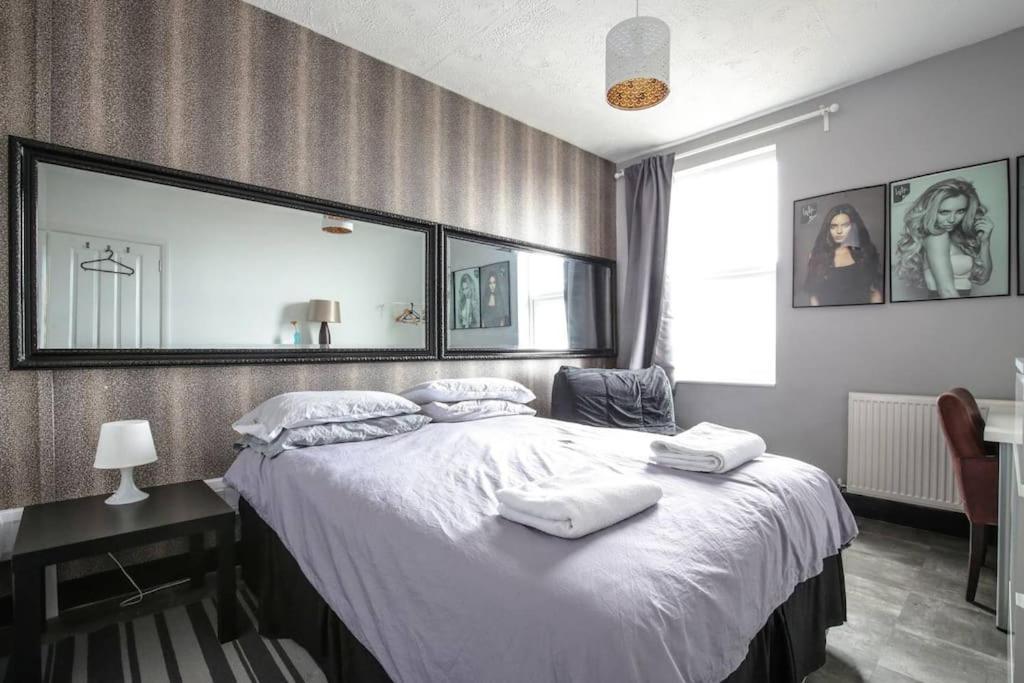 Large Modern House With Garden Sleeps 11 Guests Apartment London