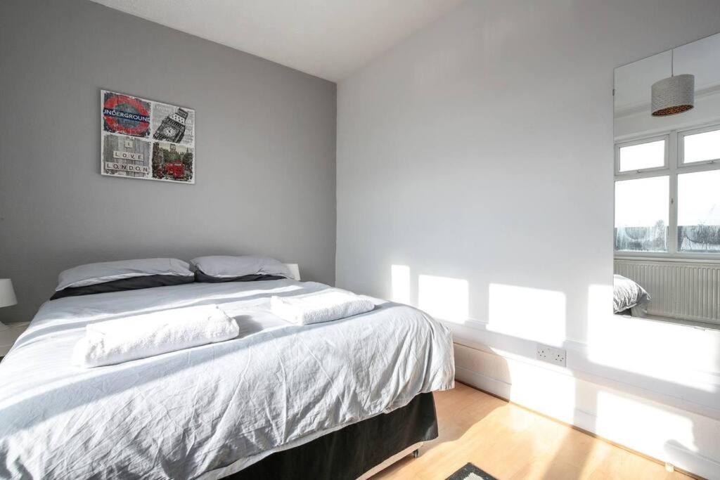 Large Modern House With Garden Sleeps 11 Guests Apartment London