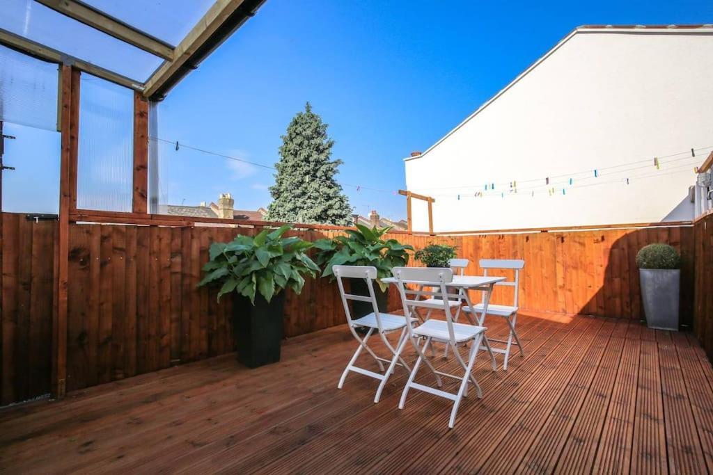 Large Modern House With Garden Sleeps 11 Guests London