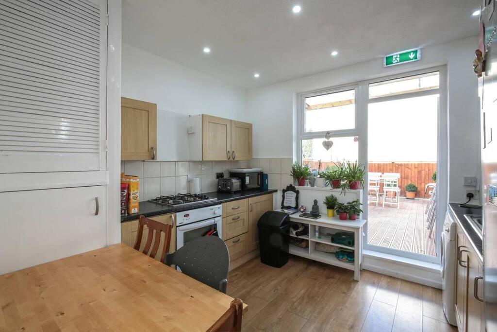 Apartment Large Modern House With Garden Sleeps 11 Guests *