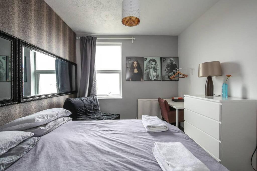 Апартаменты Large Modern With Garden Sleeps 10 Guests *